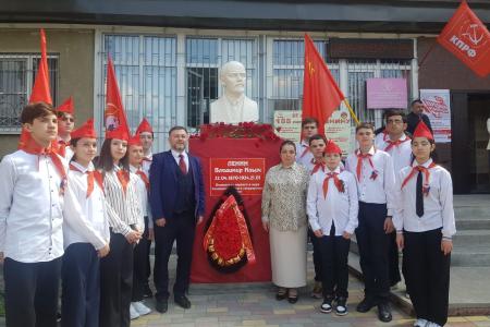 В Черкесске открыт новый памятник В.И. Ленину, состоялся Форум лево-патриотических сил Карачаево-Черкесии, возложены венки и цветы Ильичу