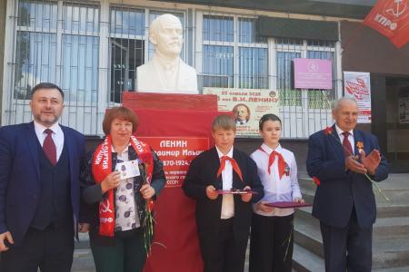 В Черкесске открыт новый памятник В.И. Ленину, состоялся Форум лево-патриотических сил Карачаево-Черкесии, возложены венки и цветы Ильичу