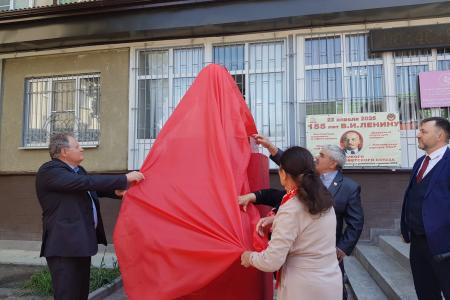 В Черкесске открыт новый памятник В.И. Ленину, состоялся Форум лево-патриотических сил Карачаево-Черкесии, возложены венки и цветы Ильичу