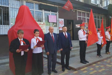 В Черкесске открыт новый памятник В.И. Ленину, состоялся Форум лево-патриотических сил Карачаево-Черкесии, возложены венки и цветы Ильичу