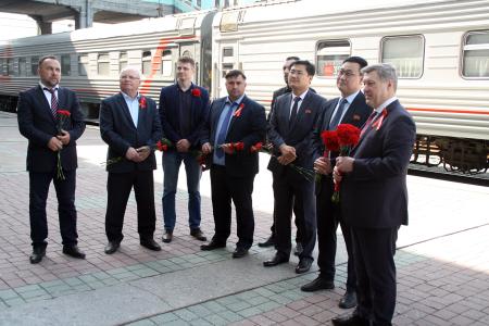 Дань памяти и деловое сотрудничество: Новосибирск посетила делегация Посольства КНДР