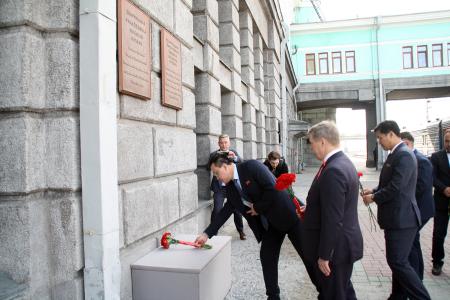 Дань памяти и деловое сотрудничество: Новосибирск посетила делегация Посольства КНДР