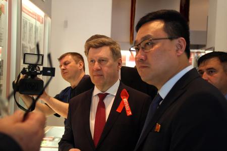 Дань памяти и деловое сотрудничество: Новосибирск посетила делегация Посольства КНДР