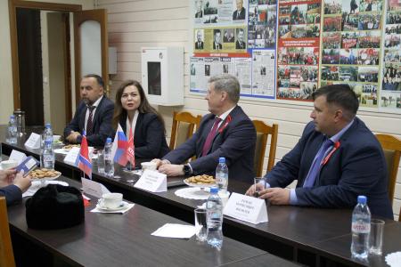 Дань памяти и деловое сотрудничество: Новосибирск посетила делегация Посольства КНДР