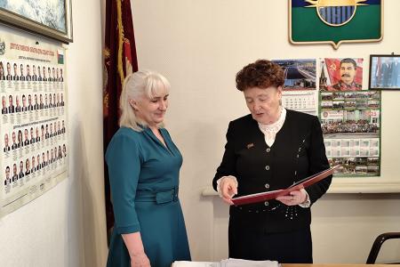 Лидер коммунистов Тюменской области Тамара Казанцева вручила награды работникам социальной сферы