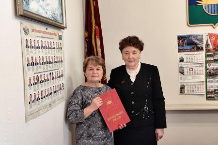 Лидер коммунистов Тюменской области Тамара Казанцева вручила награды работникам социальной сферы
