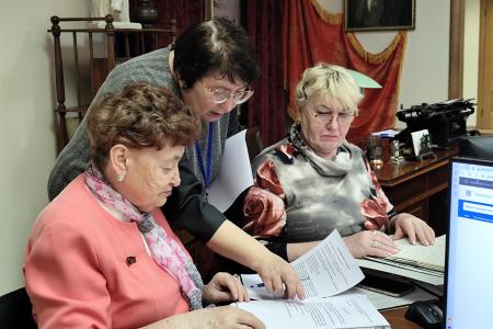 Активисты Тюменского обкома КПРФ посетили государственный архив социально-политической истории Тюменской области