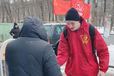 Ивановские коммунисты и комсомольцы поздравили горожан с Днём космонавтики