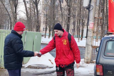 Ивановские коммунисты и комсомольцы поздравили горожан с Днём космонавтики