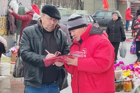 Ивановские коммунисты и комсомольцы поздравили горожан с Днём космонавтики