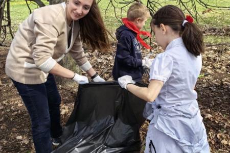 Ленинский комсомол и пионеры Москвы на субботнике