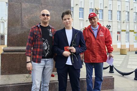 Торжественное возложение цветов к памятнику В.И. Ленину в Иванове в честь 155-летия со дня его рождения