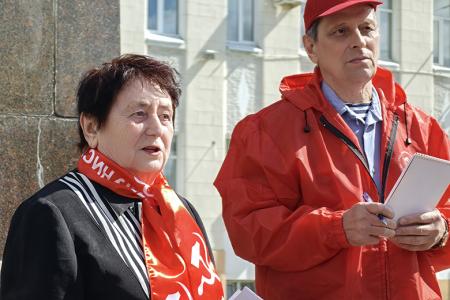 Торжественное возложение цветов к памятнику В.И. Ленину в Иванове в честь 155-летия со дня его рождения
