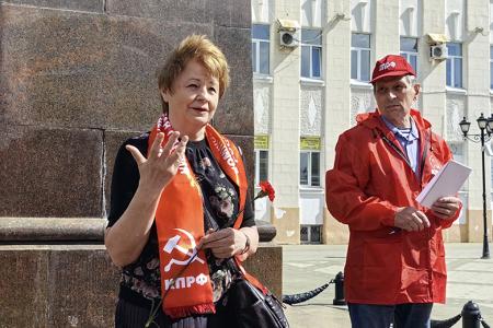 Торжественное возложение цветов к памятнику В.И. Ленину в Иванове в честь 155-летия со дня его рождения