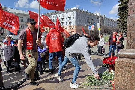 Торжественное возложение цветов к памятнику В.И. Ленину в Иванове в честь 155-летия со дня его рождения