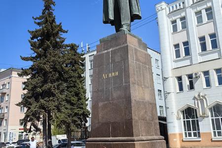 Торжественное возложение цветов к памятнику В.И. Ленину в Иванове в честь 155-летия со дня его рождения