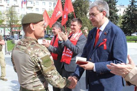 Луганск: в ленинский юбилей торжественно приняты в ряды КПРФ десять участников СВО