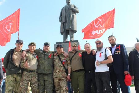 Луганск: в ленинский юбилей торжественно приняты в ряды КПРФ десять участников СВО