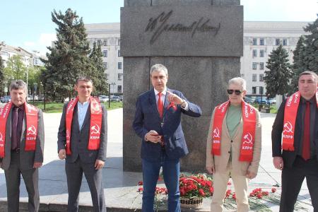 Луганск: в ленинский юбилей торжественно приняты в ряды КПРФ десять участников СВО
