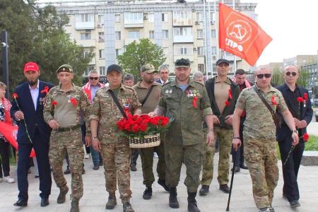Луганск: в ленинский юбилей торжественно приняты в ряды КПРФ десять участников СВО