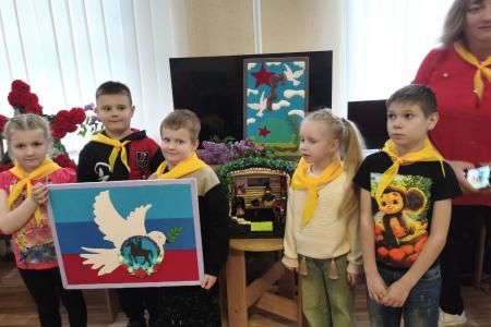 «Нам 41-й не забыть, нам 45-й вечно славить!». В Луганске открылась выставка детских рисунков, организованная ВЖС "Надежда России"