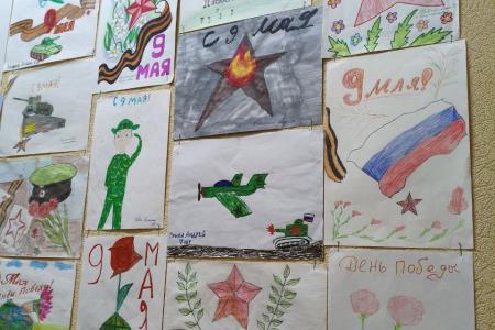 «Нам 41-й не забыть, нам 45-й вечно славить!». В Луганске открылась выставка детских рисунков, организованная ВЖС "Надежда России"