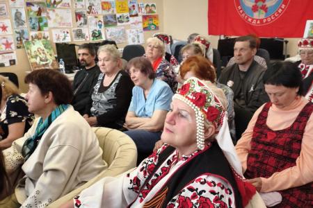 «Нам 41-й не забыть, нам 45-й вечно славить!». В Луганске открылась выставка детских рисунков, организованная ВЖС "Надежда России"