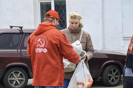 Коммунисты и комсомольцы провели акцию «Красная улица» в городе Юрьевец Ивановской области