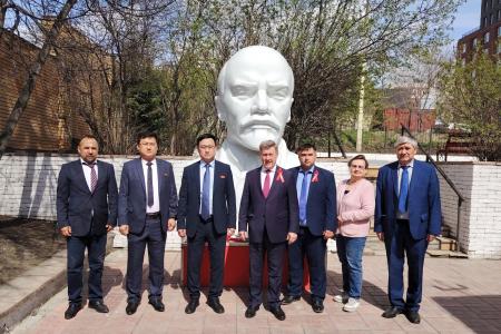 Дань памяти и деловое сотрудничество: Новосибирск посетила делегация Посольства КНДР