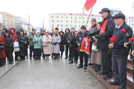 Коммунисты Якутии продолжают активную борьбу под Красным знаменем Ленина