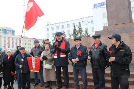 Коммунисты Якутии продолжают активную борьбу под Красным знаменем Ленина