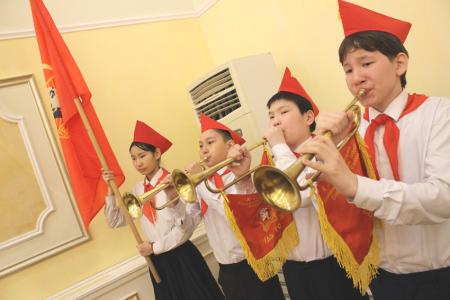 Коммунисты Якутии продолжают активную борьбу под Красным знаменем Ленина