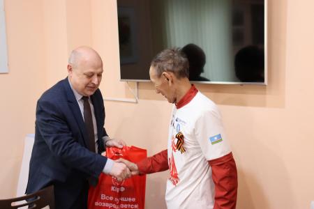 В Сталинградском обкоме КПРФ встретили участников патриотического пробега «Факел Победы»