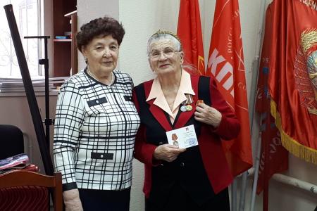 Лидер тюменских коммунистов Тамара Казанцева вручила детям войны памятные медали ЦК КПРФ «80 лет Победы»