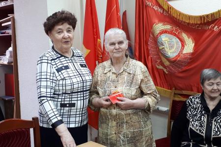 Лидер тюменских коммунистов Тамара Казанцева вручила детям войны памятные медали ЦК КПРФ «80 лет Победы»