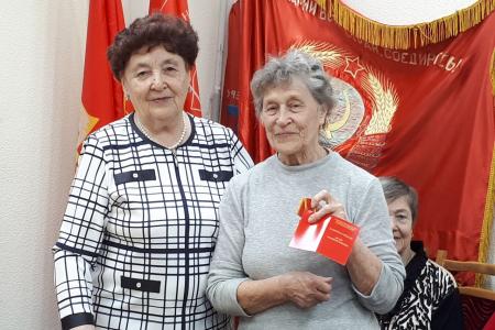 Лидер тюменских коммунистов Тамара Казанцева вручила детям войны памятные медали ЦК КПРФ «80 лет Победы»