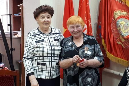 Лидер тюменских коммунистов Тамара Казанцева вручила детям войны памятные медали ЦК КПРФ «80 лет Победы»