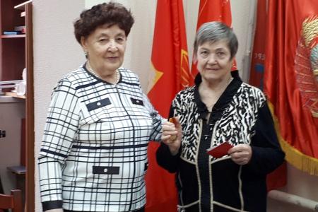 Лидер тюменских коммунистов Тамара Казанцева вручила детям войны памятные медали ЦК КПРФ «80 лет Победы»
