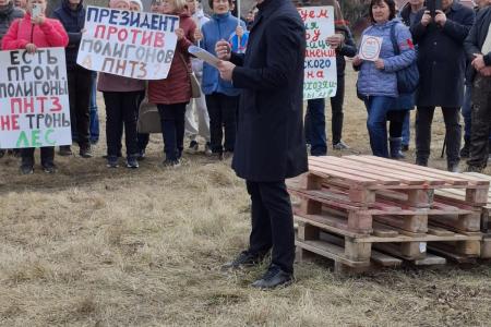 Свердловские коммунисты вместе с жителями Сысерти вышли на акцию протеста против строительства мусорного полигона