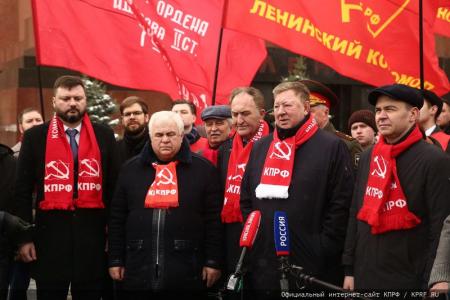 Коммунисты возложили венки и цветы к Мавзолею В.И. Ленина и мемориалам покорителям космоса у Кремлевской стены