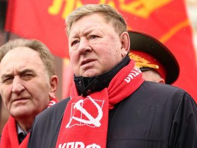 Коммунисты возложили венки и цветы к Мавзолею В.И. Ленина и мемориалам покорителям космоса у Кремлевской стены