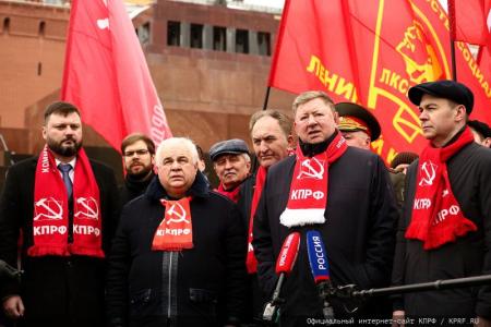 Коммунисты возложили венки и цветы к Мавзолею В.И. Ленина и мемориалам покорителям космоса у Кремлевской стены