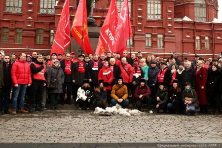Коммунисты возложили венки и цветы к Мавзолею В.И. Ленина и мемориалам покорителям космоса у Кремлевской стены