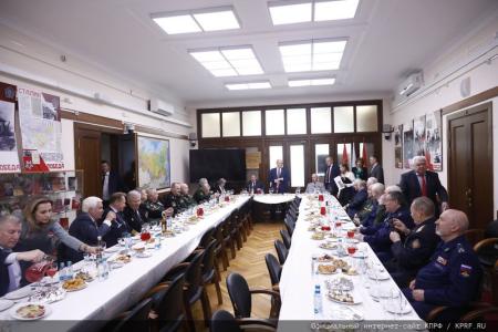 Г.А. Зюганов наградил группу ветеранов (командный состав Советской и Российской армии) памятной медалью КПРФ "Восемьдесят лет Победы"
