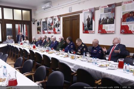 Г.А. Зюганов наградил группу ветеранов (командный состав Советской и Российской армии) памятной медалью КПРФ "Восемьдесят лет Победы"