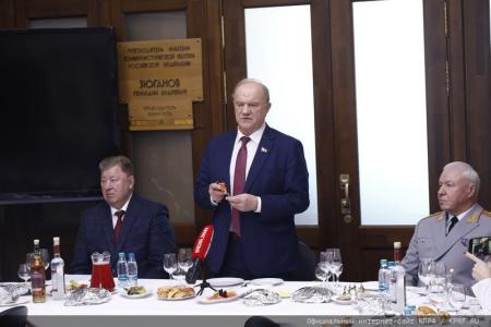 Г.А. Зюганов наградил группу ветеранов (командный состав Советской и Российской армии) памятной медалью КПРФ "Восемьдесят лет Победы"