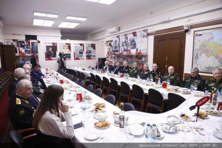 Г.А. Зюганов наградил группу ветеранов (командный состав Советской и Российской армии) памятной медалью КПРФ "Восемьдесят лет Победы"