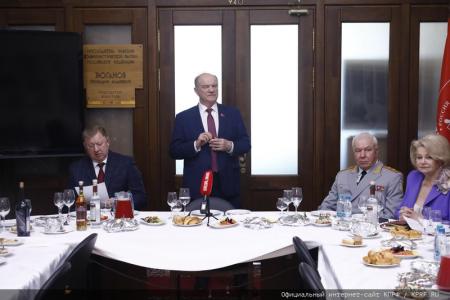 Г.А. Зюганов наградил группу ветеранов (командный состав Советской и Российской армии) памятной медалью КПРФ "Восемьдесят лет Победы"