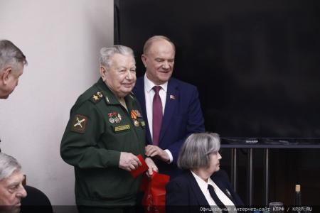 Г.А. Зюганов наградил группу ветеранов (командный состав Советской и Российской армии) памятной медалью КПРФ "Восемьдесят лет Победы"