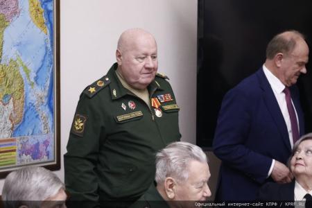 Г.А. Зюганов наградил группу ветеранов (командный состав Советской и Российской армии) памятной медалью КПРФ "Восемьдесят лет Победы"